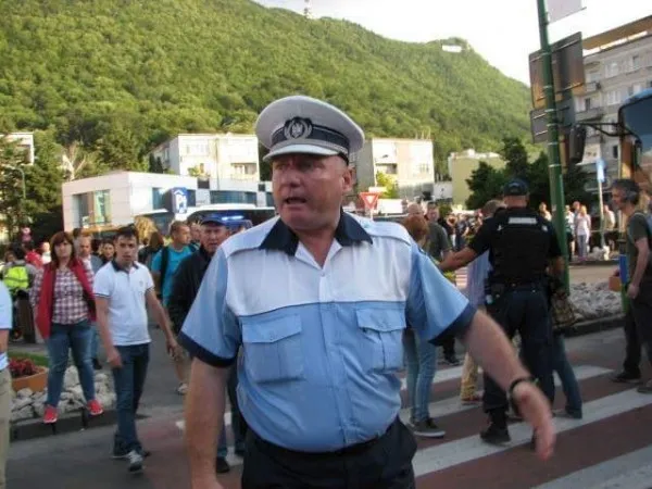 Provocat sau provocator? Cazul poliţistului care a „forțat” un brașovean să treacă strada
