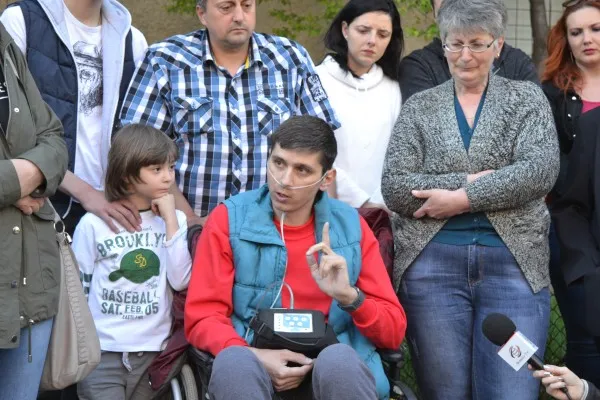 A strâns 200.000 de euro, dar birocraţia i-a fost fatală. Călin Farcaș, tânărul pentru care oamenii au ieșit în stradă la Brașov, a murit 