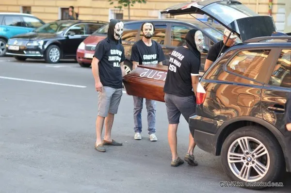 „Doamna cu coasa” şi cei 7 gropari 