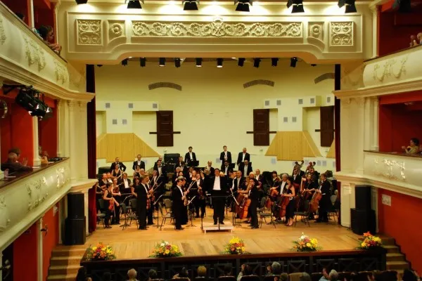 Renumita orchestră London Schools va cânta „Rapsodia Română”, la Biserica Neagră