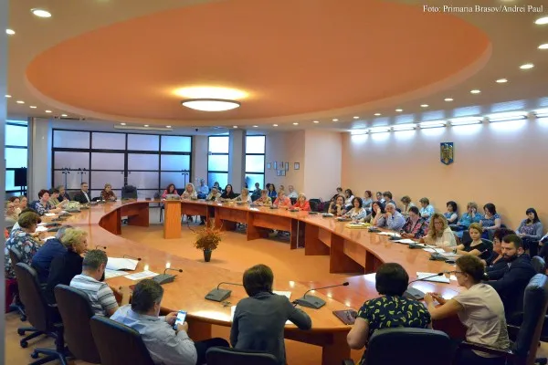 Temă de vacanţă pentru directori: Cum se vor rezolva problemele de la „Informatică” şi „Unirea”?