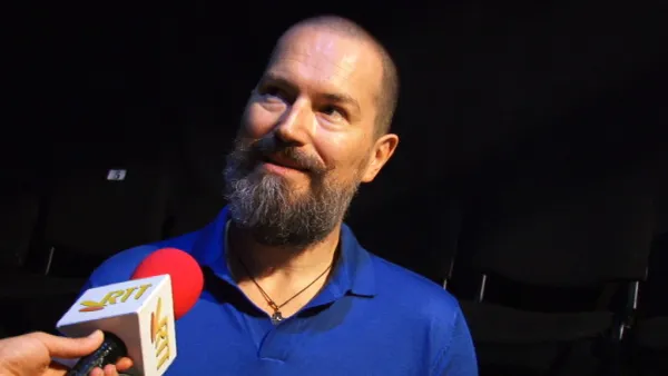 Braşovul închide stagiunea cu o comedie amară despre arta dispreţului dintre oameni