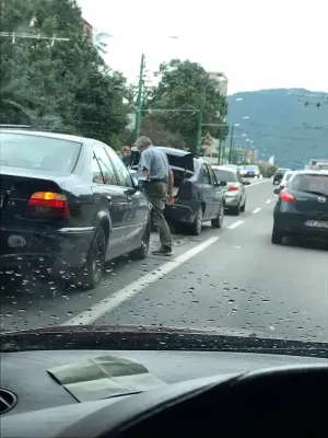 Au „parcat” unul într-altul, sub pasajul CFR din Tractorul