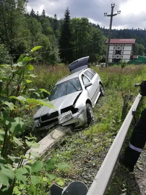 Maşină cu cinci persoane, în decor, pe DN 73A