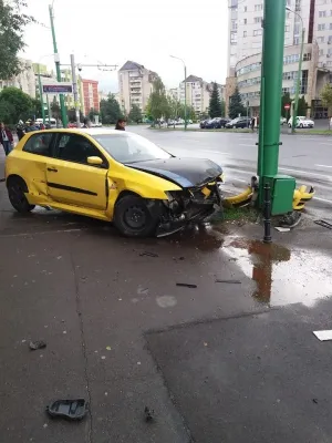 A lovit stâlpul şi a plecat în treaba lui. Poliţia, chemată de medici