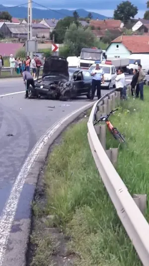 Întâmplare la 56 de ani: Beat şi fără permis, a intrat frontal într-un camion