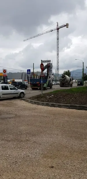Stâlp dărâmat de camion, pe 13 Decembrie