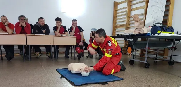 Cursuri de prim ajutor şi descarcerare pentru salvamontişti