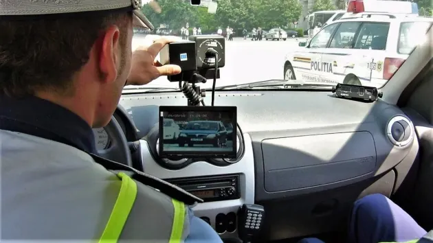 Decizie definitivă: poliţiştii nu vor mai putea ascunde radarele şi vor trebui să le presemnalizeze cu panou înainte cu cel puţin 500 de metri