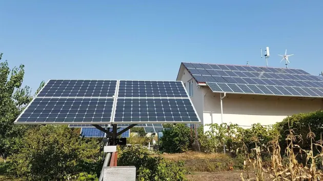 Cei care au panouri fotovoltaice vor putea vinde energie şi către vecini