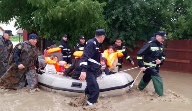Spitalul Militar Braşov a mobilizat o caravană medicală pentru Lunca Mărcuşului şi Băcel, sate puternic afectate de inundaţii