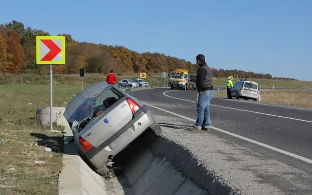 Şanţul de lângă DN 1, atracţie irezistibilă pentru şoferi