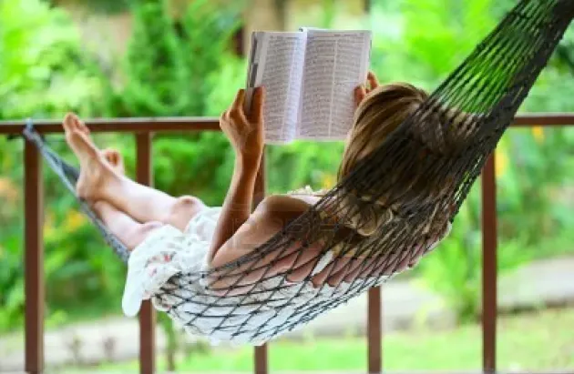 „Hamacul cititor”, programul estival de lecturi în aer liber al Bibliotecii Judeţene
