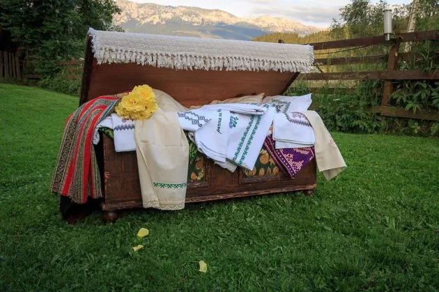Vor să scoată din „lada cu zestre” costumul tradiţional brănean 