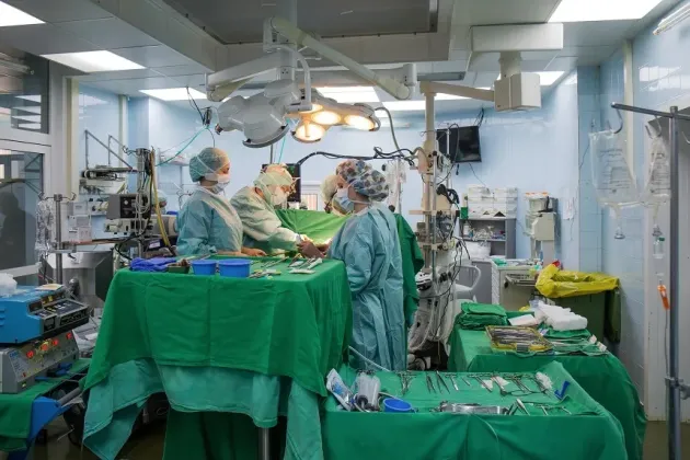 Un băiat de 13 ani din Braşov, printre primii beneficiari ai unui transplant renal pediatric