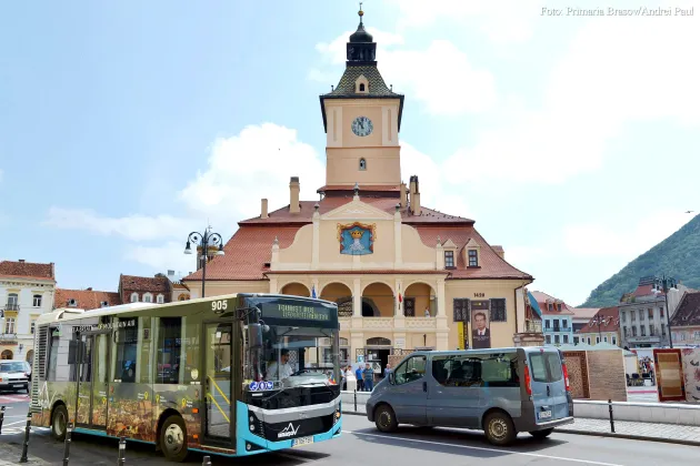 Ziua şi brăţara pentru călătorii autobuzului turistic din Braşov  