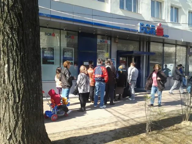 Aproape 5 milioane de salariaţi în România. Peste 1,5 milioane primesc salariul minim