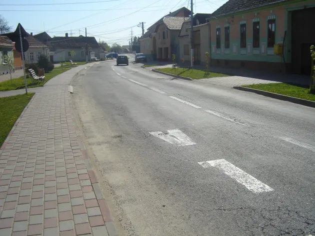 Peste doar câteva zile, strada Pieţei va fi decopertată şi asfaltată