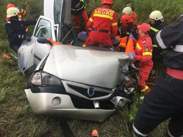 4 chinezi veniţi din Serbia şi-au făcut praf maşina la ieşirea din Pădurea Bogăţii. Victime din ambele maşini