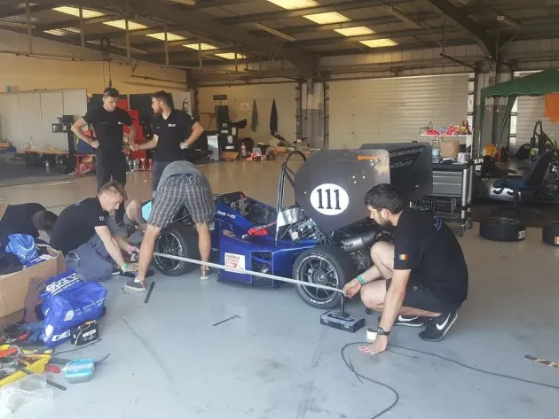 Studenţii braşoveni, mai buni decât cei de la Cambridge sau Liverpool la cursa de Formula Student de la Silverstone