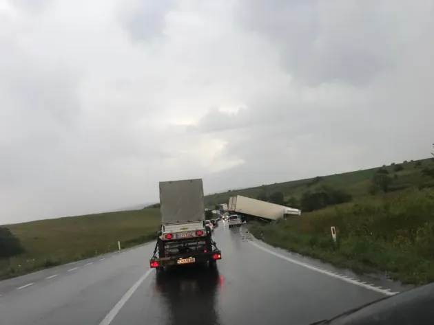 TIR ,,de Ungaria", în şanţ pe DN 1