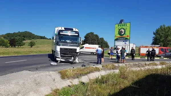 TIR care transporta flori, implicat într-un accident la Codlea