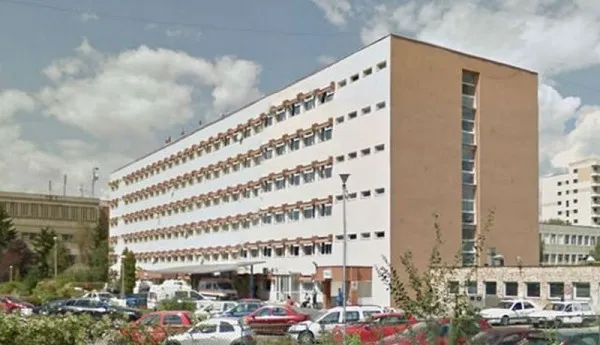 Sediu din 19 containere. Birourile personalului administrativ de la Spitalul Judeţean Braşov se mută în spaţii provizorii