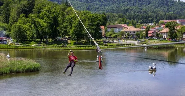 O nouă tiroliană peste lacul din Noua