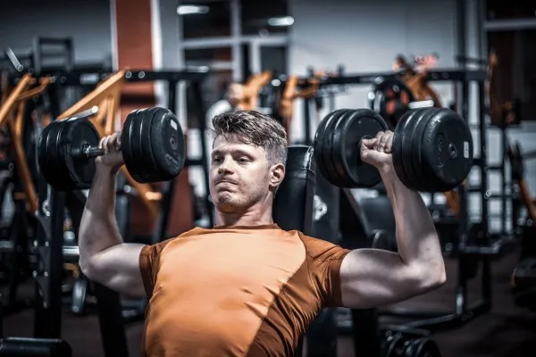 Un personal trainer poate câştiga 10.000 de lei pe lună