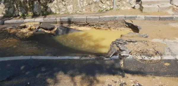 Avarie la conducta de apă de pe strada Dobrogeanu Gherea. Apa a ajuns până în centrul Brașovului  