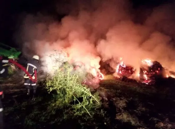 Baloţi în flăcări la Ticuşul Vechi