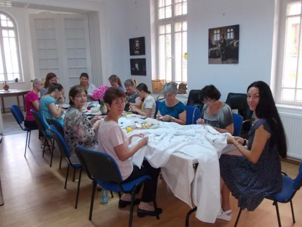30 de femei s-au întâlnit la Braşov pentru a coase Harta Centenară, care va fi expusă astăzi, în Piaţa Sfântul Ioan