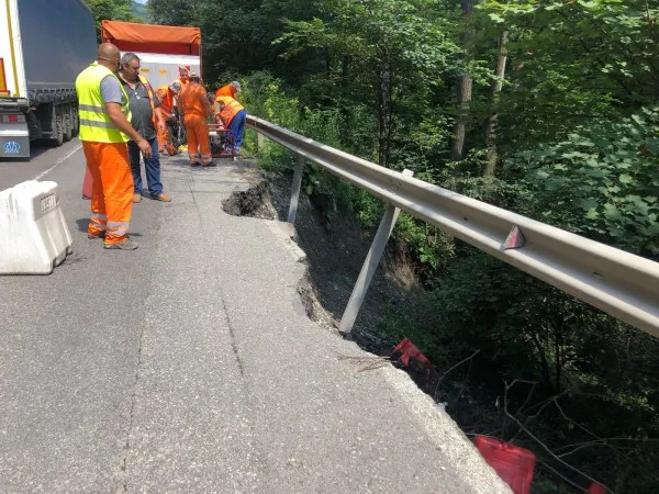 Groapa de pe DN 1A a înghiţit 120 de tone de bolovani şi pietriş