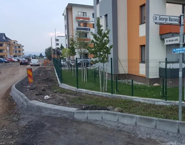 Două „uliţe” din zona nouă a cartierului Tractorul încep să semene a stradă