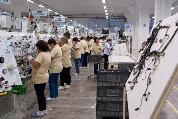 Un muncitor necalificat în industria auto poate ajunge la un salariu net de 1.930 de lei pe lună