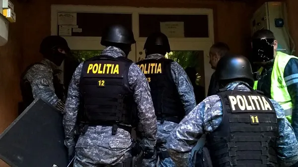 Dosar de evaziune şi spălare de bani: 78 de aparate slot-machine ridicate de poliţişti după percheziţii în 12 judeţe