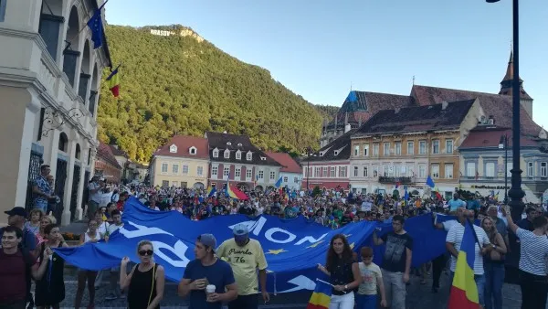 Aproximativ 5.000 de brașoveni au ieșit vineri în stradă. Astăzi este anunțat un nou protest la Prefectură