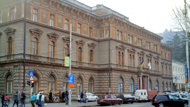 Universitatea Transilvania a semnat contractul pentru ultima etapă de lucrări la faţada Rectoratului