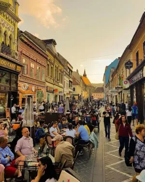 Ospătarii câştigă un salariu mediu net de 2.200 de lei 