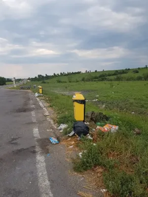 Parcările de pe marginea DN 13, invadate de gunoaie 