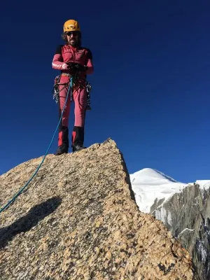 Zărneşteanul Ciprian Lolu, trăind „o altă viaţă” pe turnurile „Arete du Diable”
