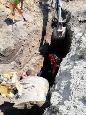 A scăpat cu viaţă după ce s-a prăbuşit peste el un mal de pământ