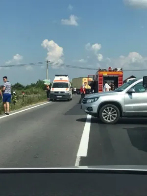 Autoutilitara „buclucaşă”: A lovit două maşini dintr-o manevră greşită