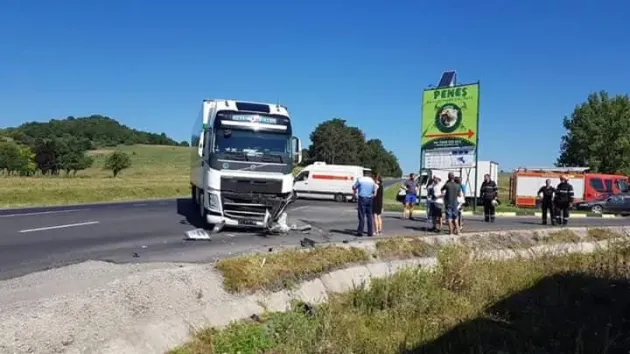 TIR plin cu flori, implicat într-un accident pe DN 1, la Codlea