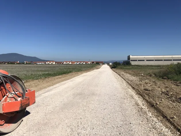 Străzile încă neasfaltate din toată localitatea vor fi deocamdată pietruite