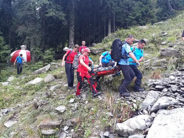 Rănit, nu l-au putut coborî de pe munte cu elicopterul