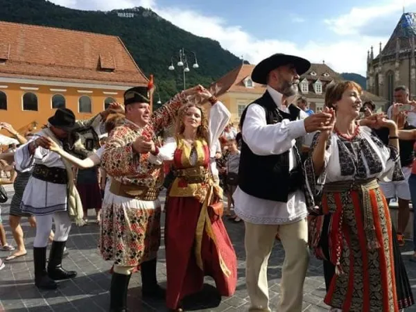 Piaţa Sfatului, ring de dans pentru „Braşoveanca”