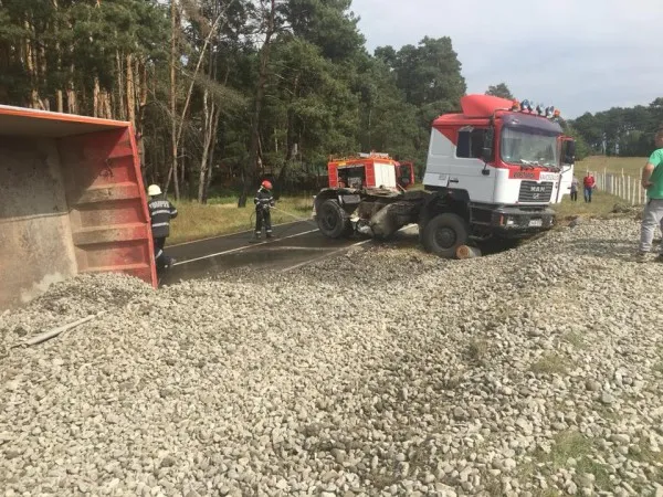 Camion răsturnat, a umplut drumul de pietriş