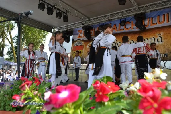 Dansuri şi obiceiuri tradiţionale, concerte, standuri cu produse alimentare la Zilele Hălchiului