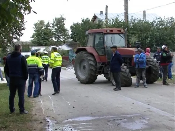 „Final destination” la Beclean: Şi-a strivit gamba la câmp, iar apoi a intrat cu tractorul într-un stâlp